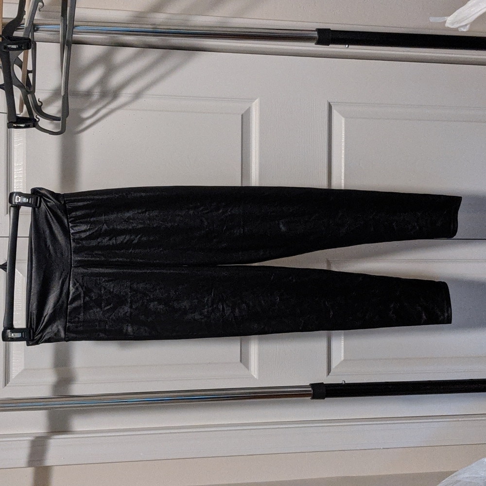 Shiny black leggings